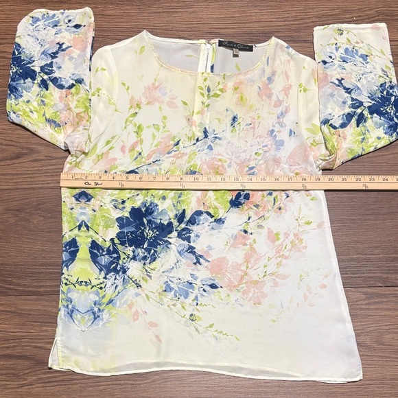 🔥🔥🔥Rose & Olive White and Blue Floral Blouse Size: Medium🔥🔥🔥 - Picture 3 of 6